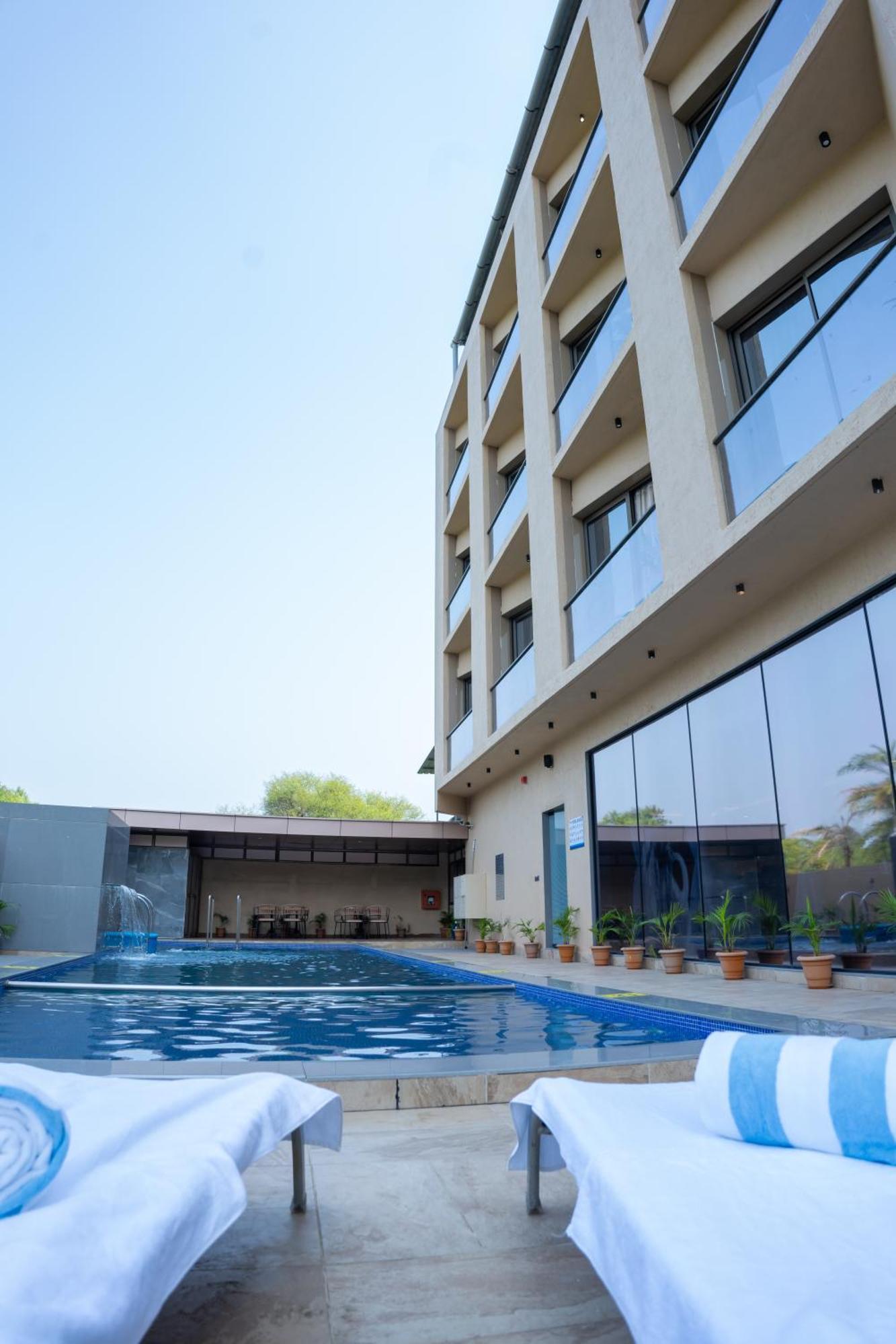 Pride Elite, Daman Otel Dış mekan fotoğraf